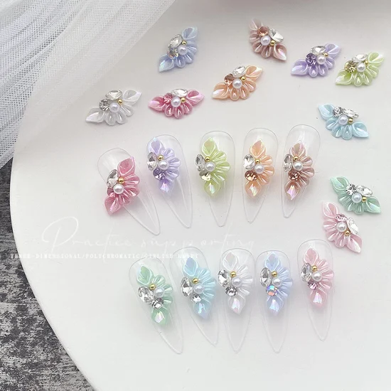 Commercio all'ingrosso fiori acrilici laterali 3D ciondoli per unghie intaglio di unghie strass in resina decorazioni speciali in scala di petali di diamanti a forma di